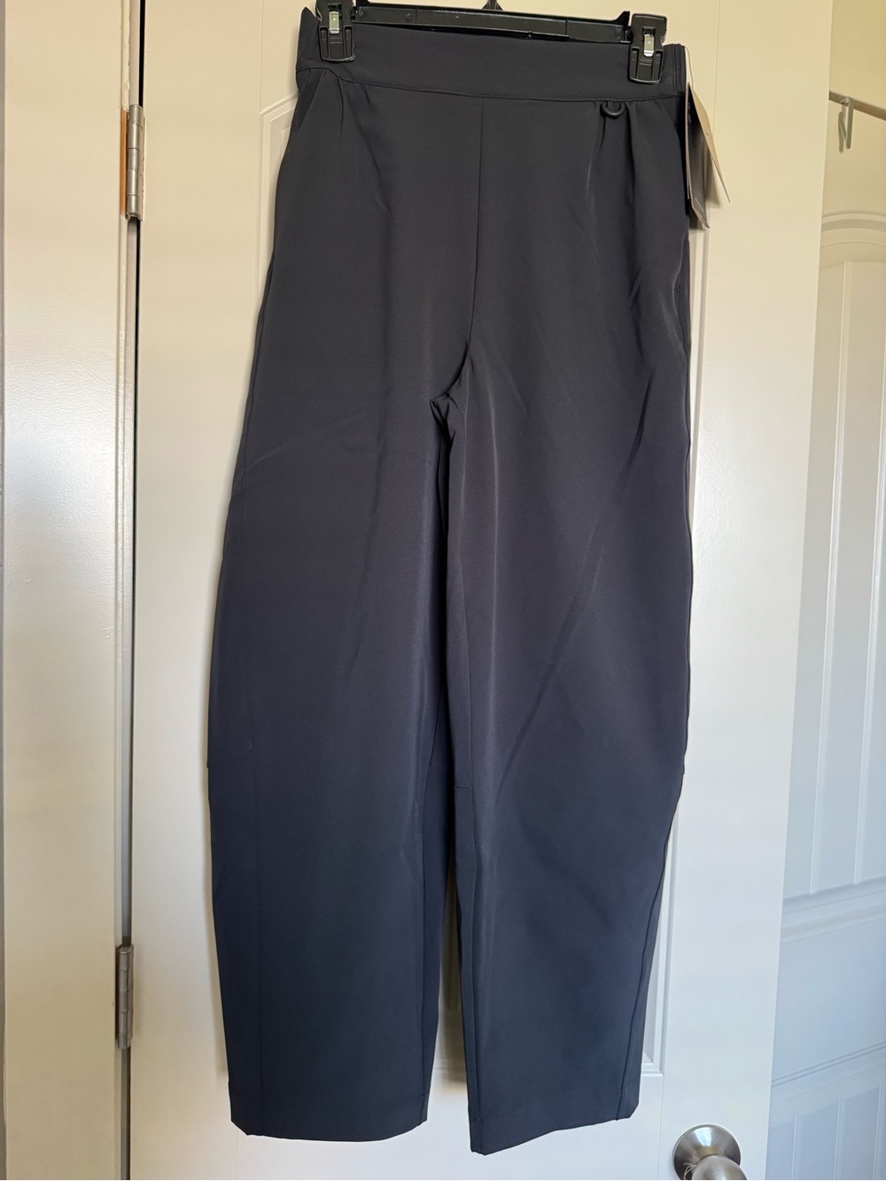 Nike Women’s 24.7 Black High Waisted Ankle Length Barrel-leg pants